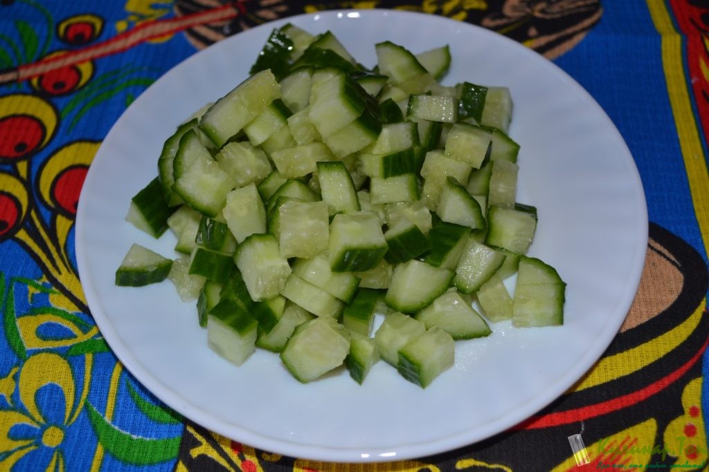 Салат с курицей и фасолью