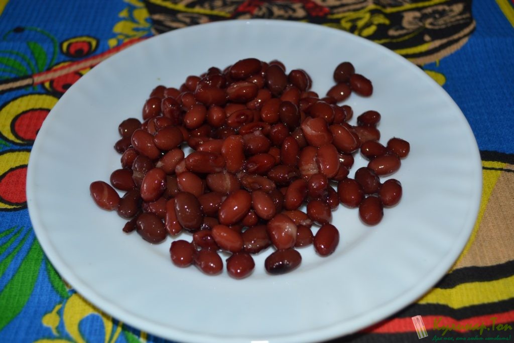 Салат с курицей и фасолью