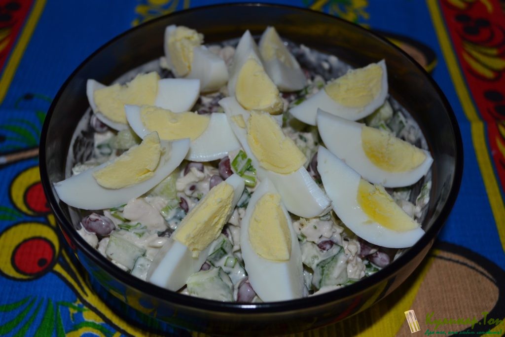 Салат с курицей и фасолью