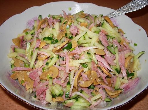 салат с копченой говядиной