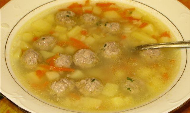 суп с фрикадельками и картофелем