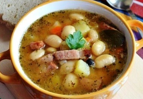 суп с колбасой и фасолью