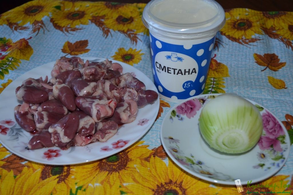 Куриные сердечки в сметане