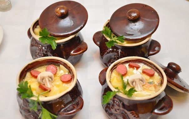 Охотничьи колбаски с картофелем в горшочках