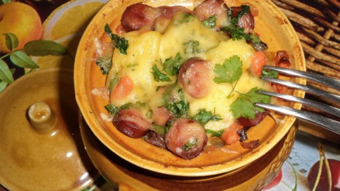 Картошка с сосисками в горшочках
