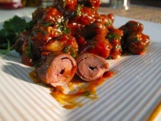 Куриные сердечки в томатном соусе с кориандром