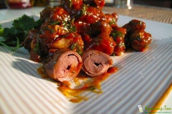 Куриные сердечки в томатном соусе с кориандром