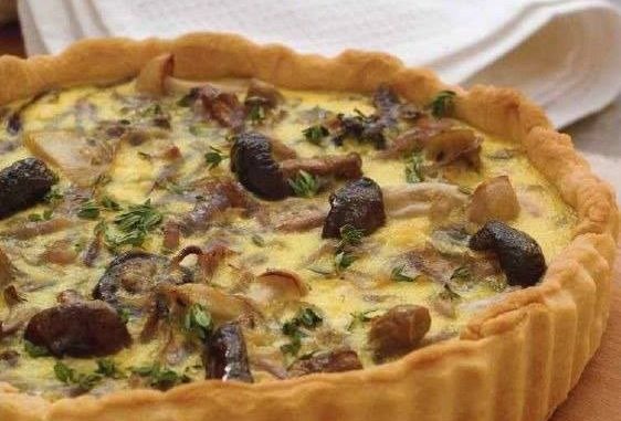 Пирог с грибами и сыром