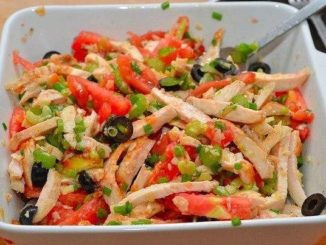 Салат из курицы с оливками
