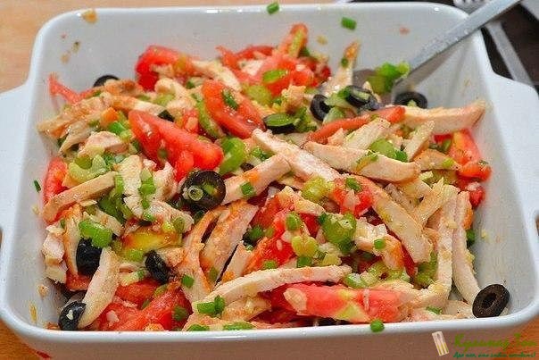 Салат из курицы с оливками