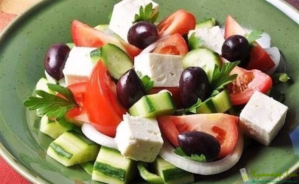 Салат овощной с маслинами и фетой