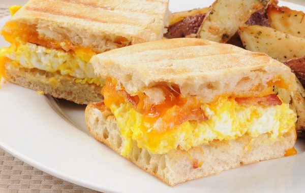 Сэндвичи с жареным яйцом и беконом