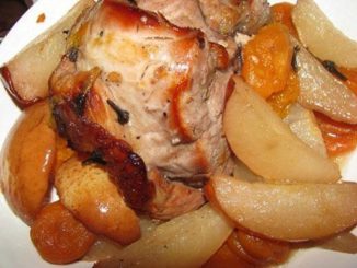 Свинина в вине с грушами и курагой