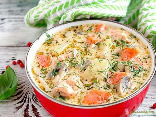 Сырный суп с форелью и грибами