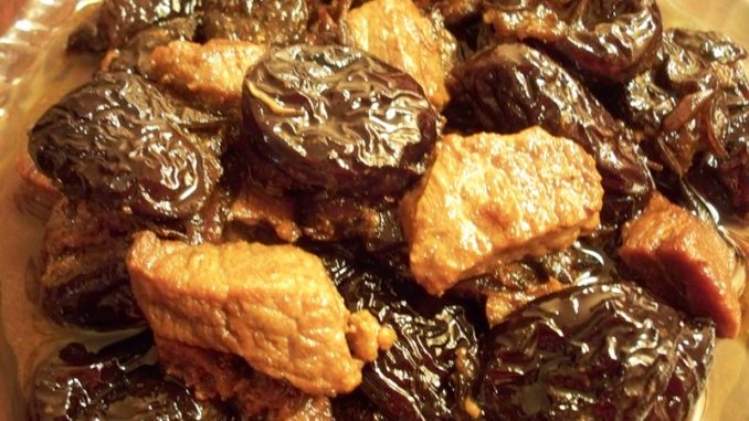 Телятина с черносливом, тушенная в горшочке