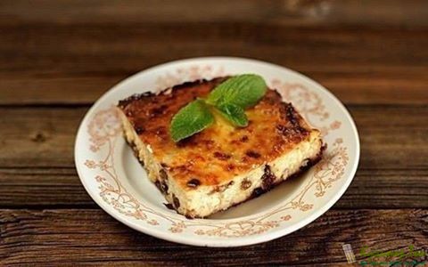 Творожная запеканка с изюмом и бананом