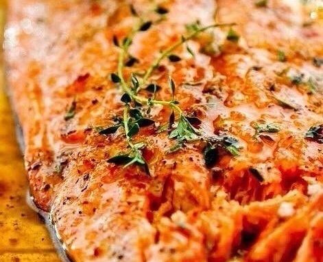 Форель, запеченная в фольге с йогуртовый соусом