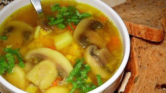 Гороховый суп с курицей и грибами