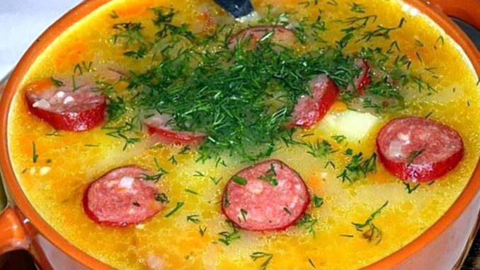 Гороховый суп с охотничьими колбасками сыром