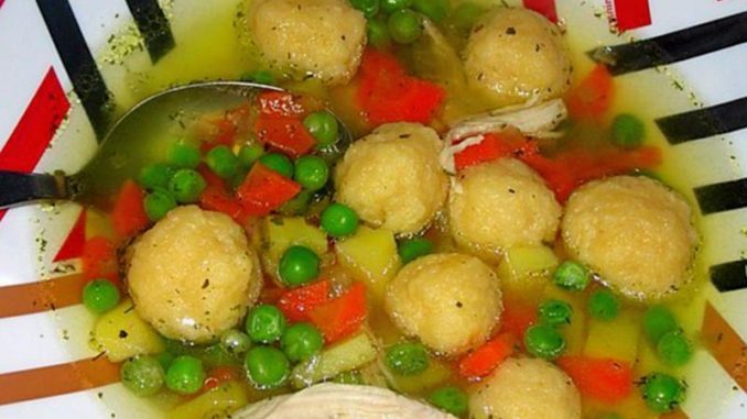 Куриный суп с сырными клёцками и зелёным горошком