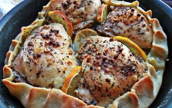 Курица, запечённая в съедобной тарелке