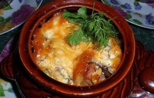 Мясо в горшочке под сырной шапочкой