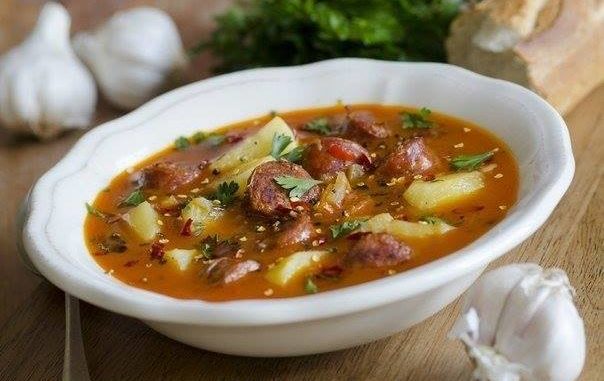 Острый испанский суп с колбасками
