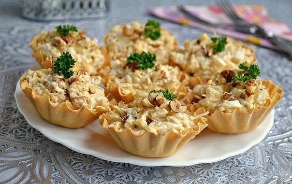 Салат с курицей и ананасом в тарталетках