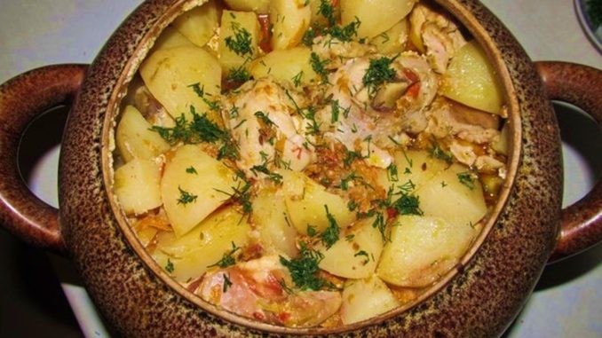Запеченный картофель с ягненком в горшочке