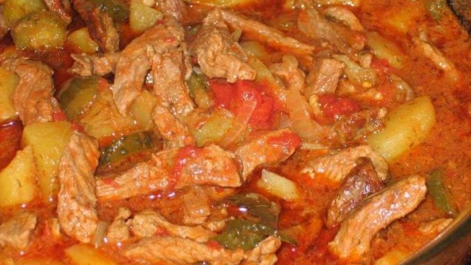 Говядина в томатном соусе с маринованными огурцами