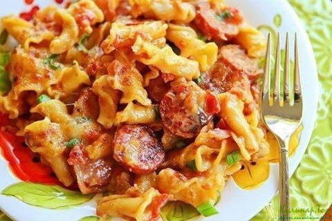 Паста с пряными колбасками