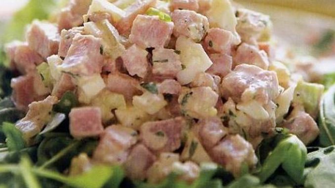 Салат овощной с сыром и ветчиной