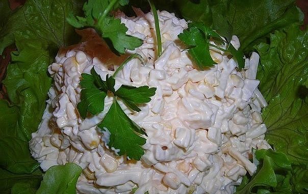 Салат с кальмарами, сыром и кукурузой