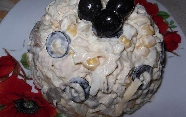 Салат с курицей и маслинами