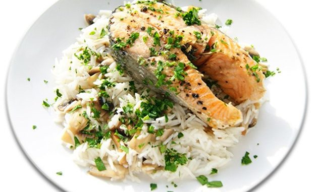 Стейк из семги с рисом и овощами