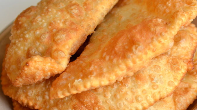 chebureki-s-myasom-i-syrom