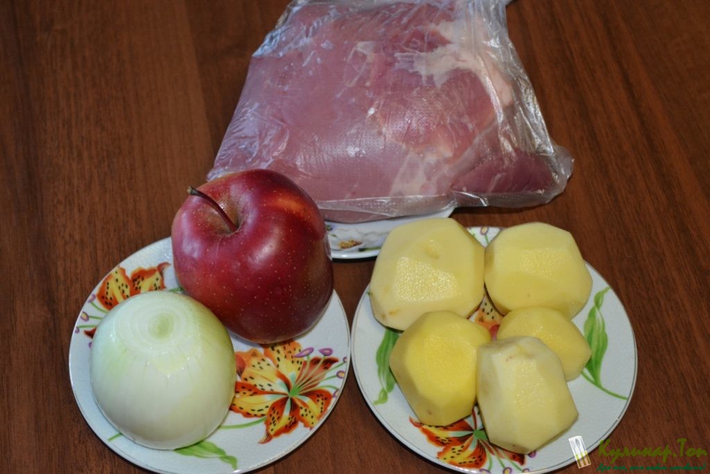 Жареный картофель со свининой и яблоком