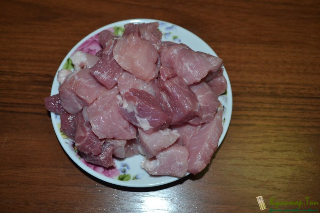 Жареный картофель со свининой и яблоком