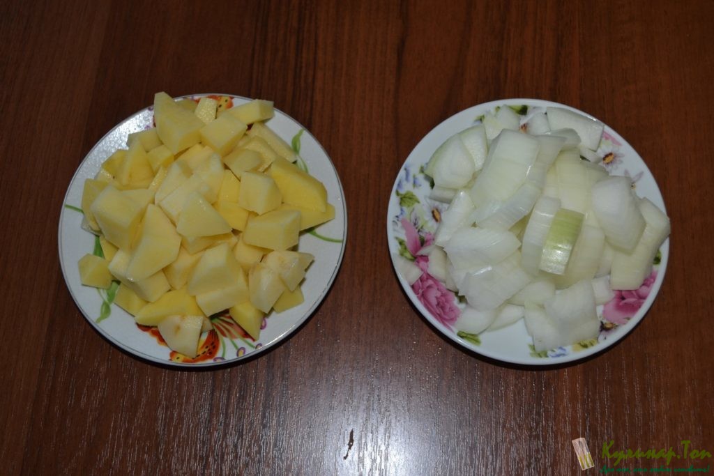 Жареный картофель со свининой и яблоком