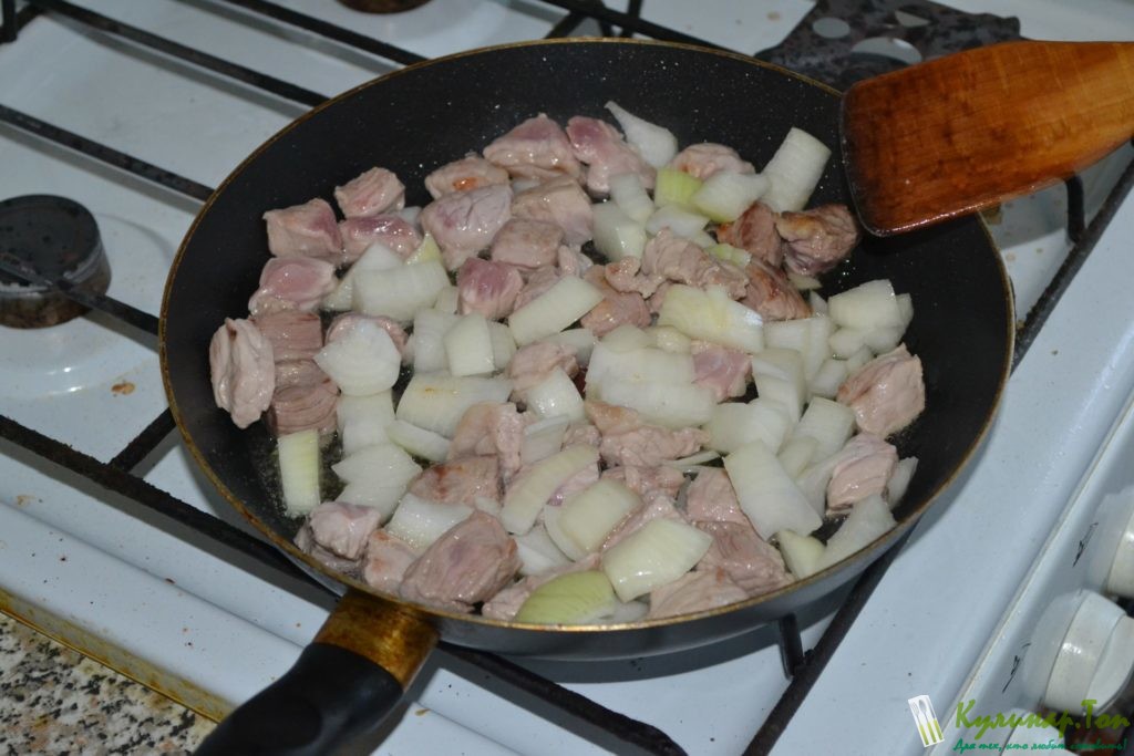 Жареный картофель со свининой и яблоком