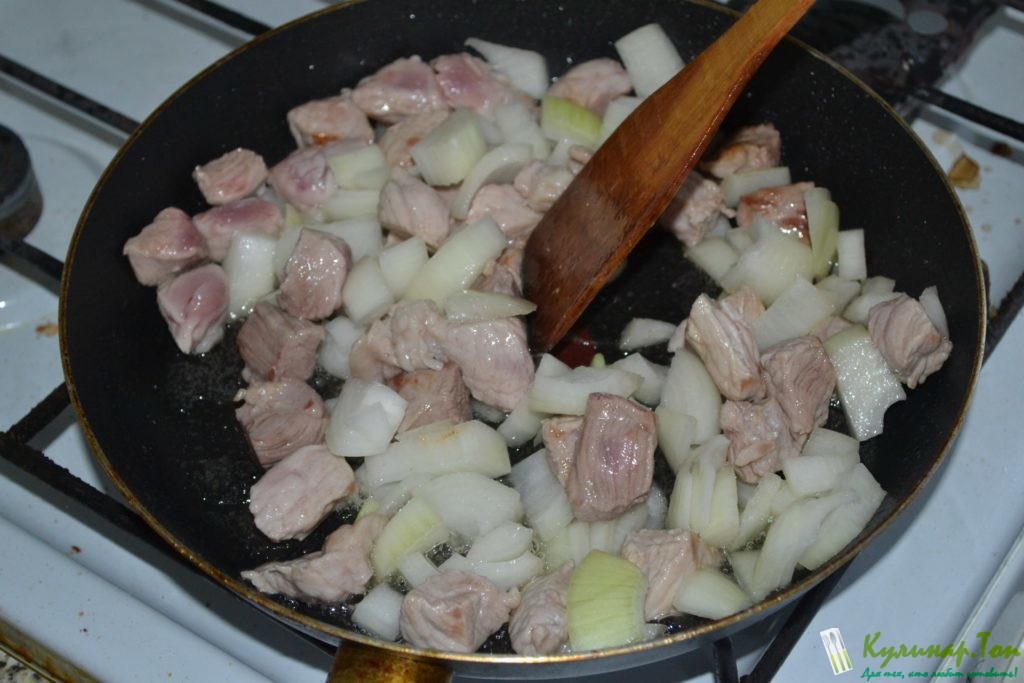 Жареный картофель со свининой и яблоком Жареный картофель со свининой и яблоком