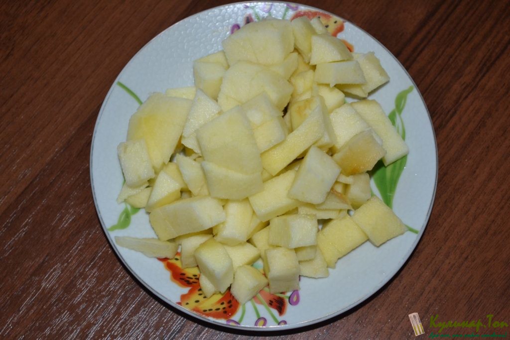 Жареный картофель со свининой и яблоком