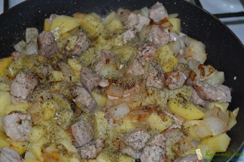 Жареный картофель со свининой и яблоком Жареный картофель со свининой и яблоком