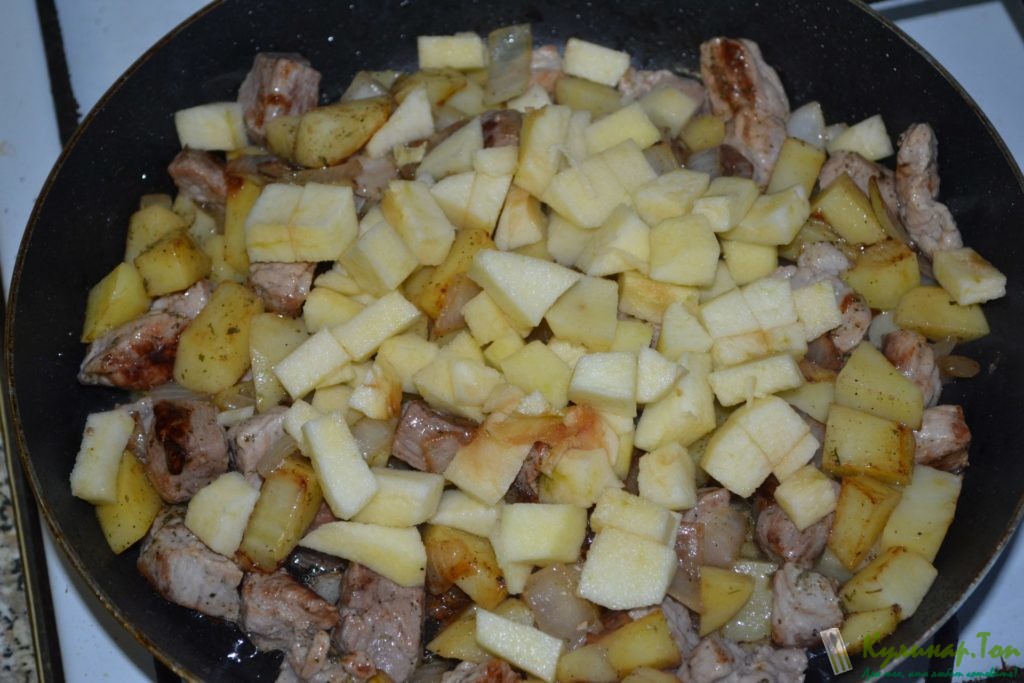 Жареный картофель со свининой и яблоком Жареный картофель со свининой и яблоком
