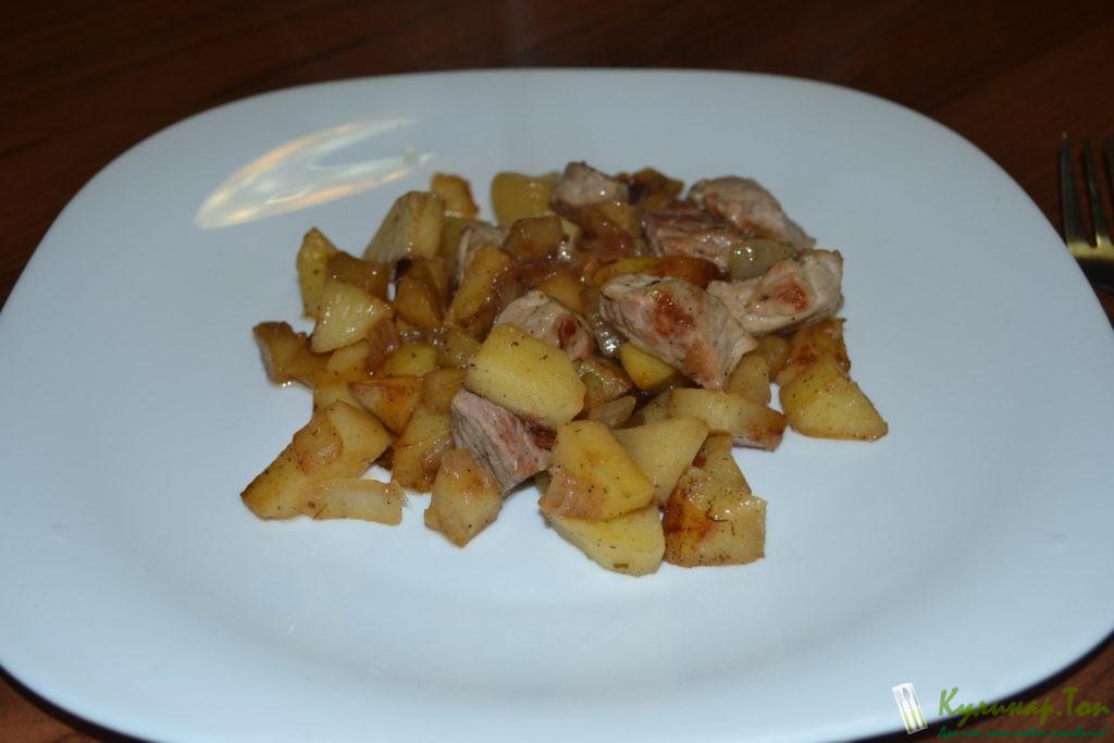 Жареный картофель со свининой и яблоком Жареный картофель со свининой и яблоком