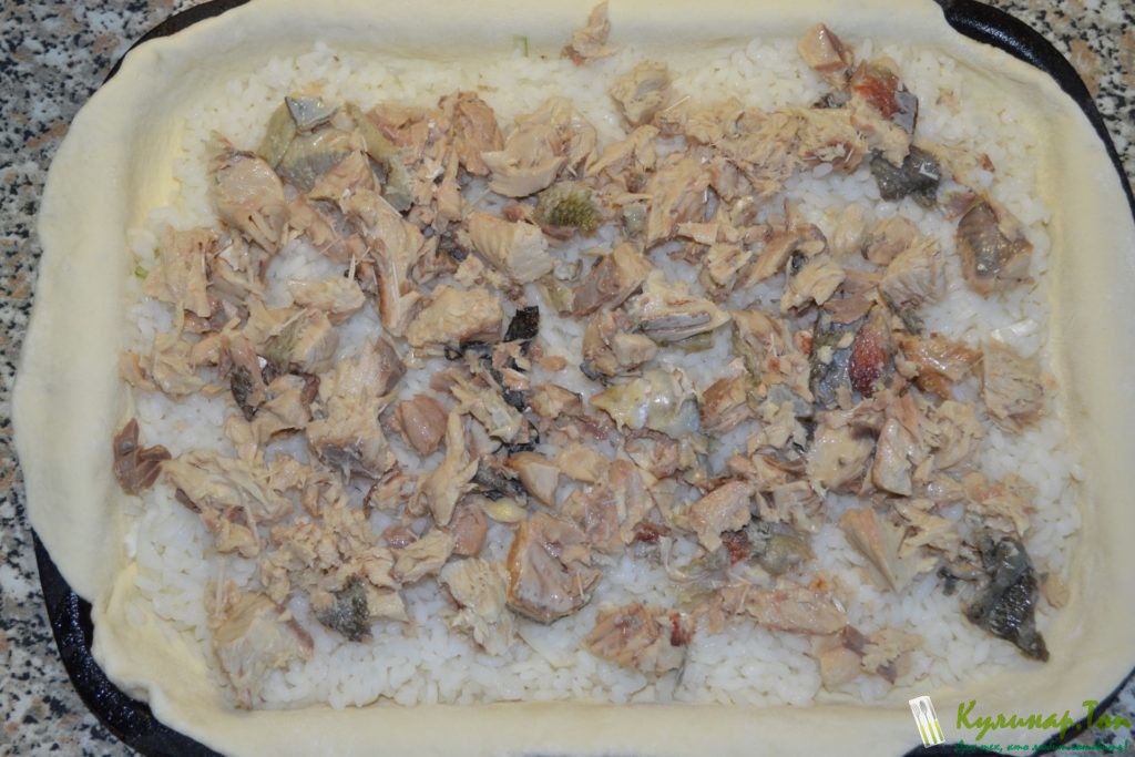Пирог с рисом и рыбными консервами
