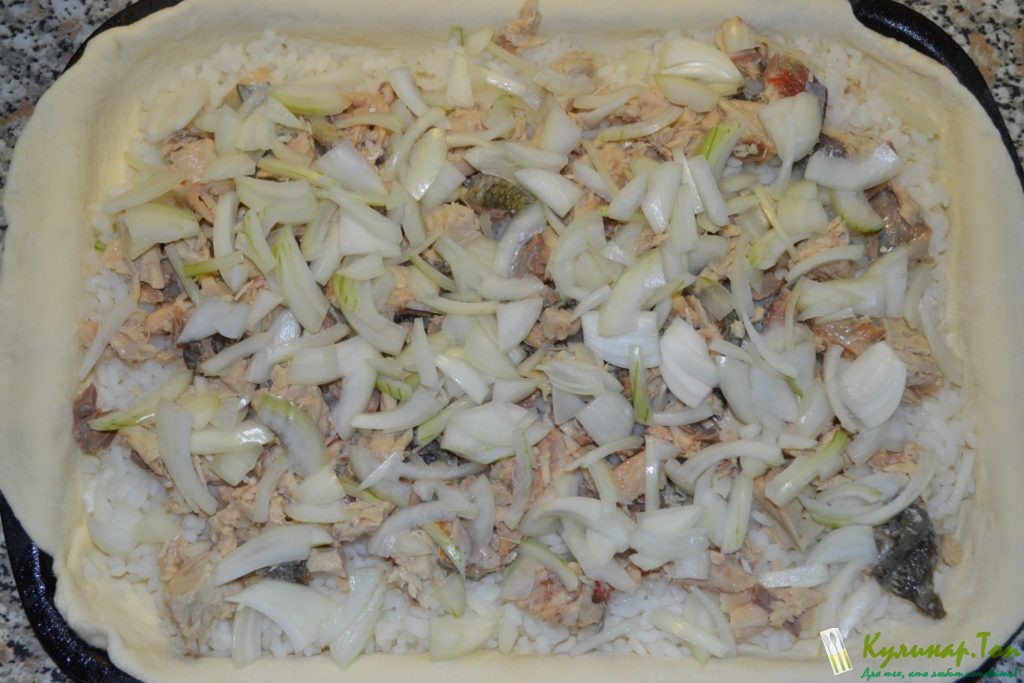 Пирог с рисом и рыбными консервами
