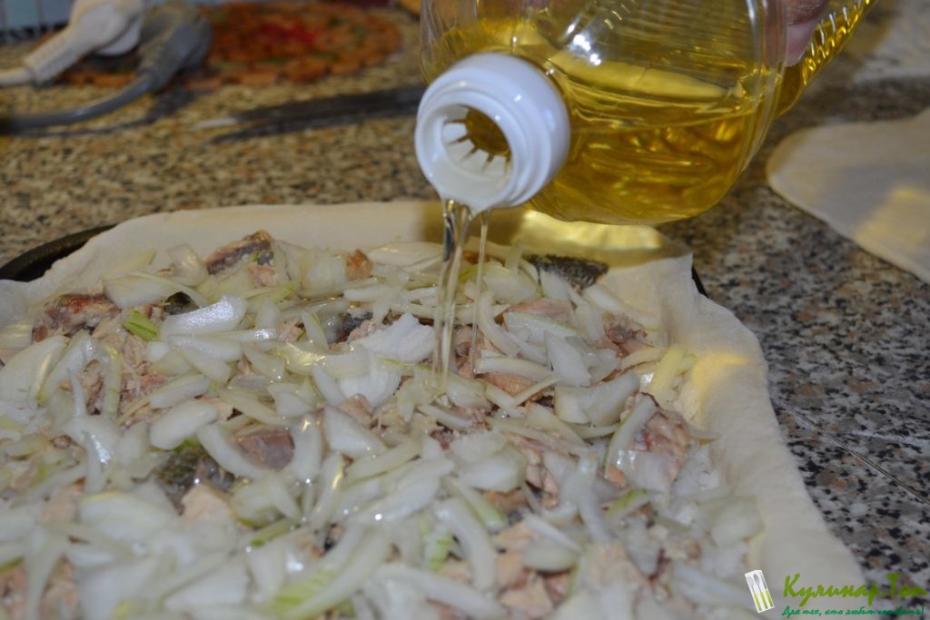 Пирог с рисом и рыбными консервами