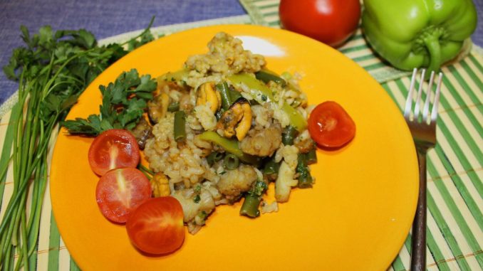 Паэлья с морепродуктами и стручковой фасолью