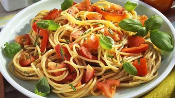 pasta-s-tomatami-bazilikom-i-chesnokom